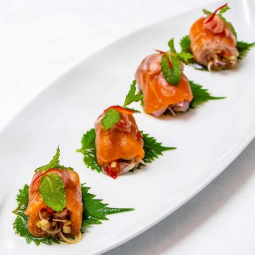 時令泰式菜餚:塔斯馬尼亞鮭魚沙拉捲佐羅望子醬