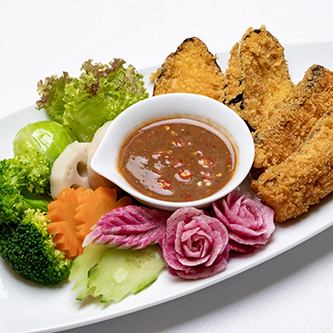 色彩繽紛的蔬菜和蝦味噌醬