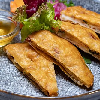 海老のすり身　ライスペーパーはさみ揚げ プラムソース添え