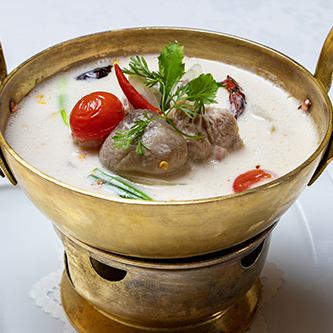 鶏肉とハーブのココナッツミルクスープ