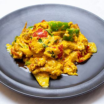 こだわりの玉子を使ったソフトシェルクラブのカレー炒め