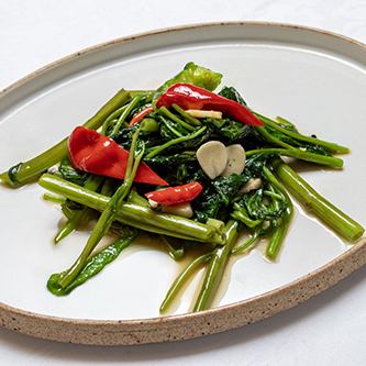 大火翻炒空心菜