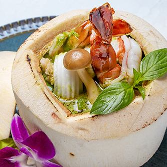 海老とココナッツのグリーンカレー　ココナッツの器盛り