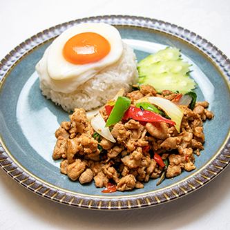 鶏挽き肉のバジル炒めのせごはん