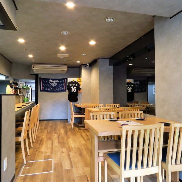 韓国料理やの店内は、シンプルながらも魅力的な内装が特徴です。無駄のないデザインと清潔感あふれる空間が、落ち着いた雰囲気を醸し出しています。自然光が差し込む窓際や木の温もりを感じるテーブル席で、心地よいひとときをお過ごしください。