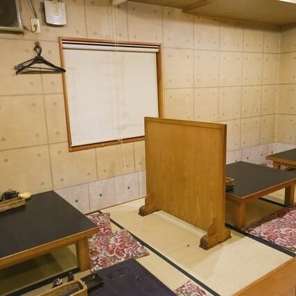 靴を脱いでゆったりと寛げるお座敷席は、友人との飲み会や同僚とのランチにぴったりな空間です。隣のお席との間には衝立を設置できるため、周囲を気にせずプライベートな会話とお食事を楽しめるのが嬉しいポイント。小さなお子様連れのご家族も安心して過ごせる、温かみのある和の雰囲気が広がっています。