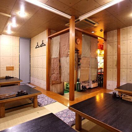 20名様まで収容可能なお座敷を含む、全24席の店内は貸切での利用も承っております。15名様以上から貸切に対応しているため、職場の宴会や地域のお集まり、冠婚葬祭などの大切な行事にも最適です。和の情緒溢れる落ち着いた空間を独占して、周りに気兼ねなく賑やかな時間をお楽しみいただけます。