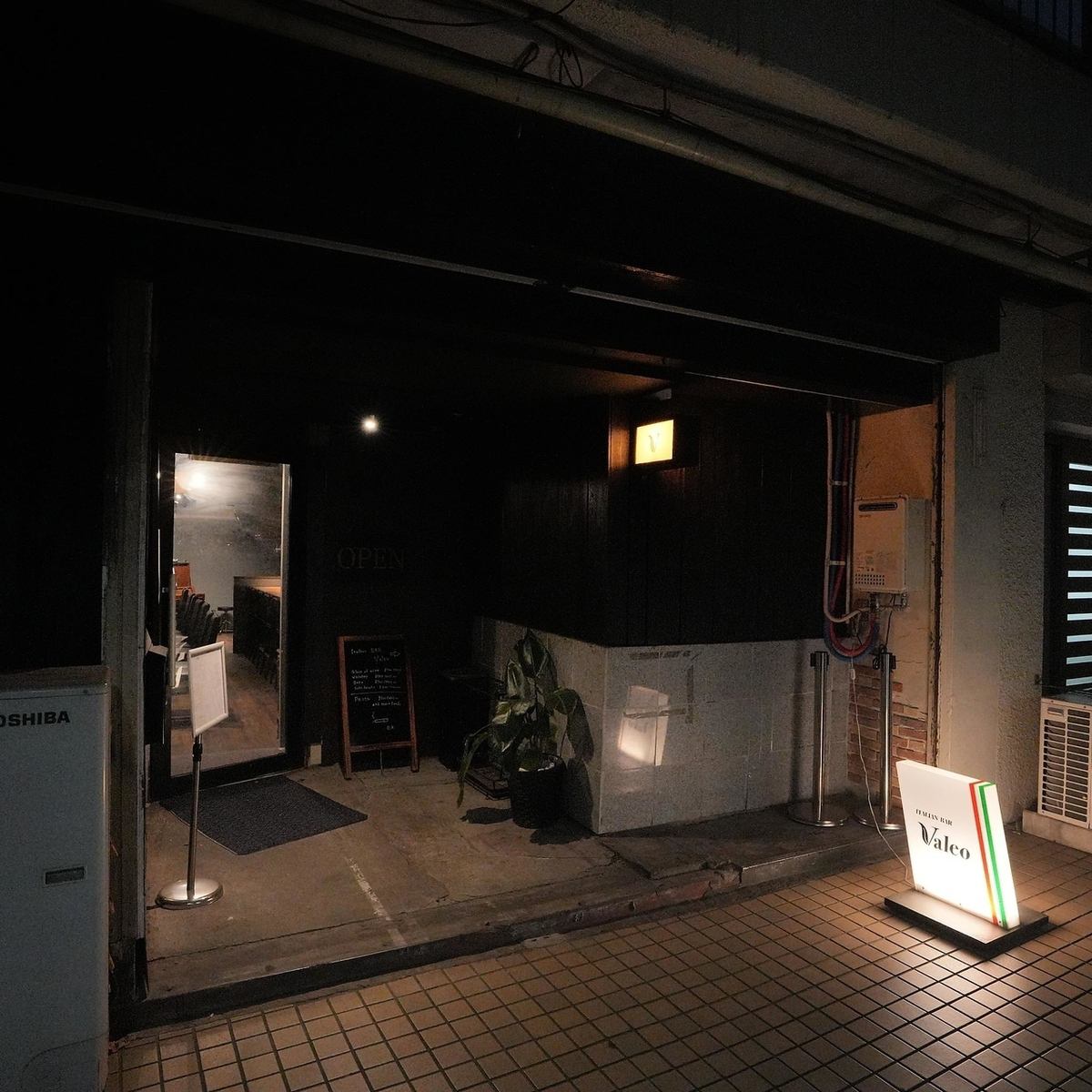 グレーの壁のオシャレな空間でお食事をお愉しみいただけます。