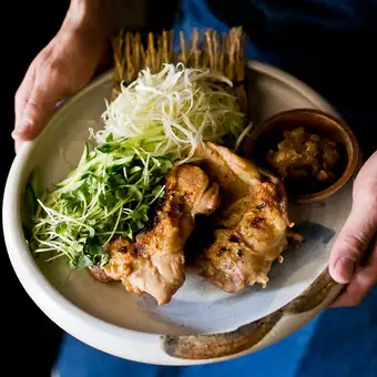 【僅限週日至週四】在 Ohana 享受輕鬆的年末派對，套餐包含標準菜餚。