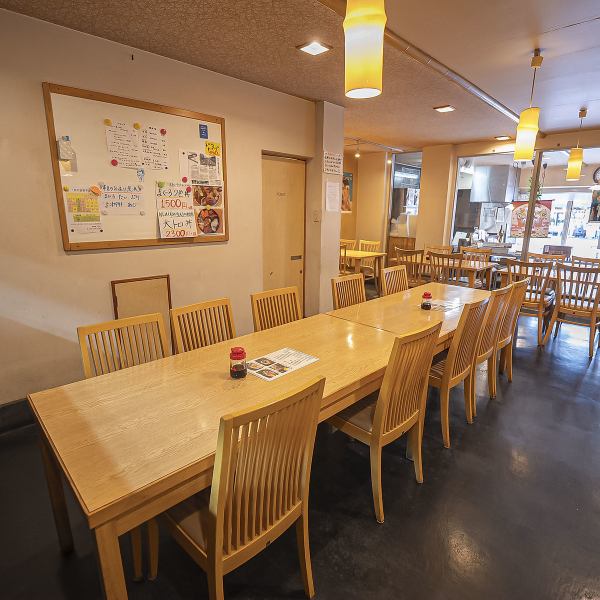 どなたでも入りやすい親しみやすさが広がり、肩肘張らずゆっくり過ごせるアットホームな空間。友人や家族との利用はもちろん、ふらっと立ち寄る日常使いにも寄り添ってくれます。お一人様も大歓迎◎そして女性のお客様お一人でも食事と会話が心地よく馴染む、安心感のある雰囲気です。