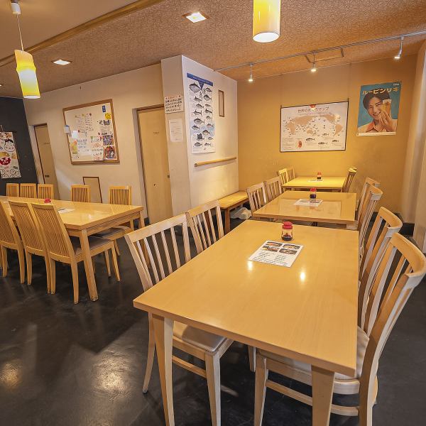 店内は落ち着いた雰囲気で、会話を楽しみながら過ごせる空間です。ゆとりのある大きいテーブル席もあり、複数人でもオススメです。食事を楽しみながら自然と気分もほぐれる居心地の良さがあります。お一人様から会社宴会ご家族様の楽しいお食事など、幅広いシーンでご利用ください。