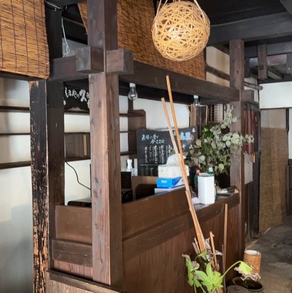 明治に建てられた古民家が醸し出す温かみのある空間。歴史ある店内は、ほっと一息つける心地よい雰囲気で満ちています。やさしい光が差し込み、木の温もりを感じながら、特製のお肉や自慢のお食事を楽しむひととき。地元に愛されるこの場所で、心に残る時間を過ごしてみませんか?大切な人との特別な瞬間を彩る空間です。