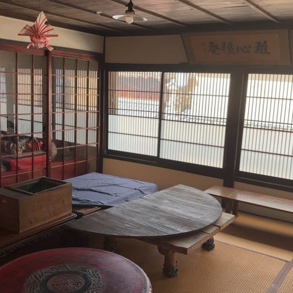 大人数でのご利用も大歓迎です。最大50名様までのお席をご用意しております。広々とした空間で、友人や家族、同僚と共に楽しいひとときをお過ごしいただけます。特別なイベントやパーティーにも最適です◎ご希望の際は、お気軽にお電話でご相談ください。思い出に残る時間になるよう、心をこめておもてなしいたします。