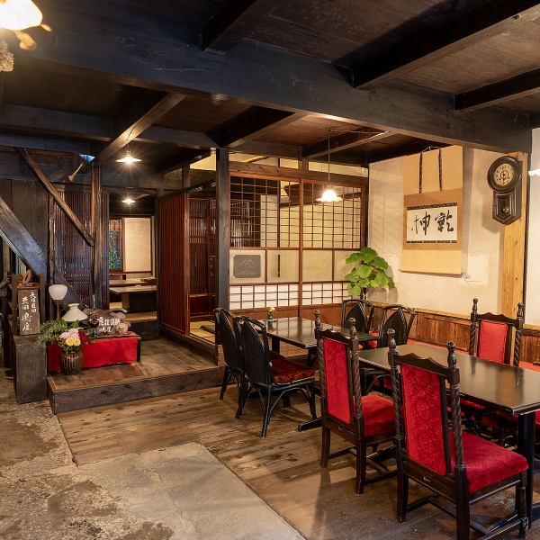 明治に建てられた古民家が醸し出す温かみのある空間。歴史ある店内は、ほっと一息つける心地よい雰囲気で満ちています。やさしい光が差し込み、木の温もりを感じながら、特製のお肉や自慢のお食事を楽しむひととき。地元に愛されるこの場所で、心に残る時間を過ごしてみませんか？大切な人との特別な瞬間を彩る空間です。