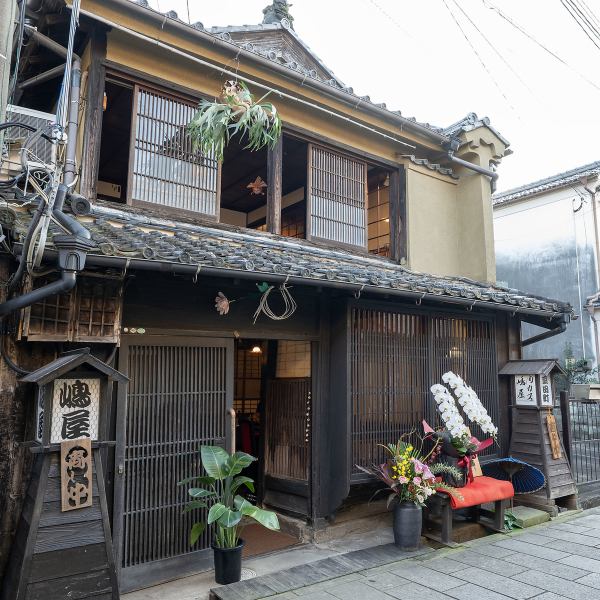 大人数でのご利用も大歓迎です。最大50名様までのお席をご用意しております。広々とした空間で、友人や家族、同僚と共に楽しいひとときをお過ごしいただけます。特別なイベントやパーティーにも最適です◎ご希望の際は、お気軽にお電話でご相談ください。思い出に残る時間になるよう、心をこめておもてなしいたします。