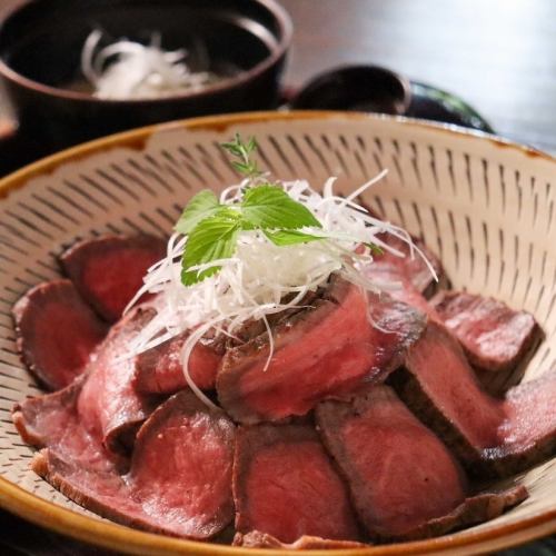 ローストビーフ丼　サラダ、スープ付き