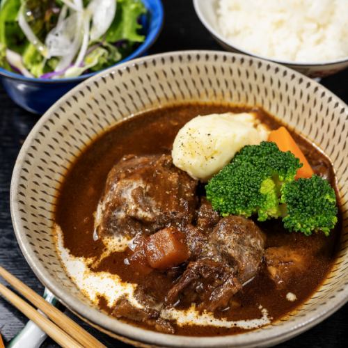 ビーフシチュー　ライス、サラダ付き