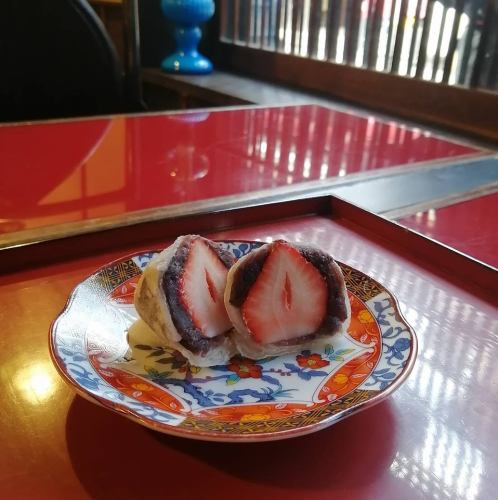 旬のフルーツを使い、フレッシュな美味しさが楽しめる【フルーツ大福 】はオーダーを受けてから仕上げます