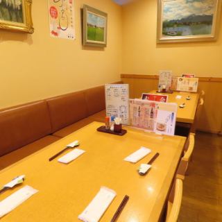 【4名様掛けテーブル席】料理メインでも、お酒メインでもシーンを問わずお楽しみいただけます！6名様掛けのテーブル席とつなげることが出来るので、10名様でのご利用も可能です。笑顔の素敵な女将やスタッフが、皆様を温かくおもてなしいたします。