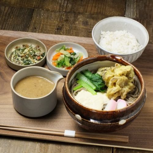 凉爽的荞麦面和mugitoro米饭套餐