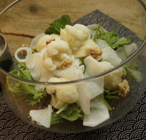 White salad with turnip and cauliflower