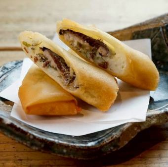 秋刀魚とハーブ、チーズ、大和芋の春巻き