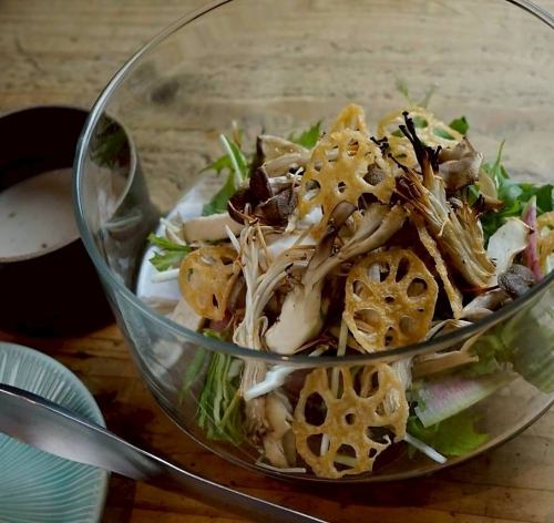 山藥和各種蘑菇的秋季沙拉