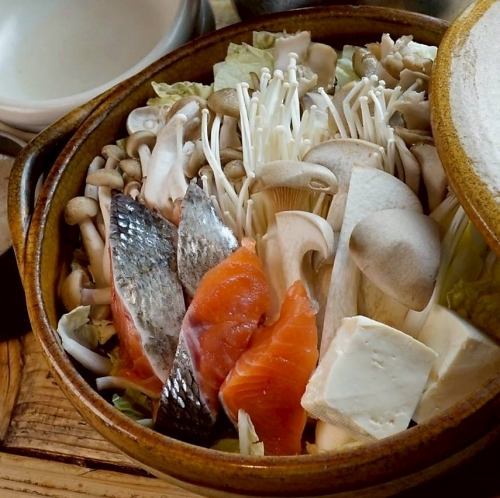 秋季鮭魚和各種蘑菇火鍋