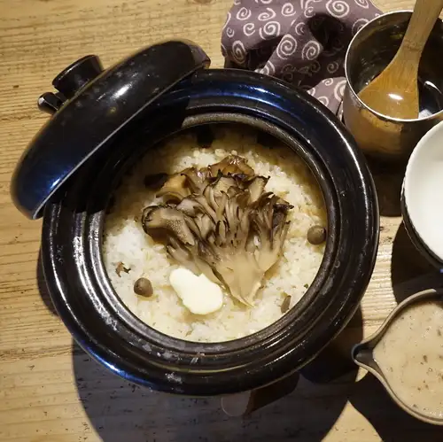 バター香る焼き舞茸とむかごの土鍋ご飯
