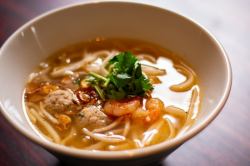 米粉麺のタイラーメン（バミークイティアオ）