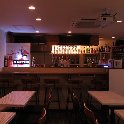 【テーブル席】ほんのり明るい間接照明がオシャレで居心地の良いBar♪貸切のご相談も承っておりますので、ご人数・ご予算などお電話にてお気軽にお問い合わせください◎