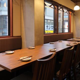 宽敞的餐桌椅,一侧配有沙发。非常适合多人使用,也是悠闲用餐的理想之选。沙发配有靠背,即使长时间坐着也很舒适。您可以一边与同伴们畅谈,一边尽情品尝我们引以为傲的九州美食。*照片为立川店。