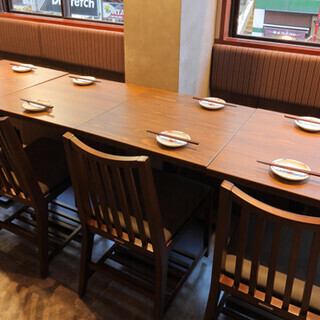 宽敞的餐桌椅,一侧配有沙发。这里非常适合约会或小型聚会,能提供舒适的私密空间。桌子之间间隔很远,是放松身心、享用美食或饮品的绝佳场所。在宽敞舒适的沙发上,一边品尝美味饮品,一边享受惬意时光。◎ *图片来自立川店。