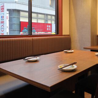 通过合并双人桌,可以轻松容纳更多人。我们可以灵活应对临时更改人数或团体预订的情况。◎ *照片为立川店。