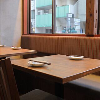 这种桌椅摆放方式提供了舒适的距离,非常适合热烈交谈。这里是与爱人促膝长谈或与挚友共享美食的理想场所。品尝美味的九州料理,定会让这美好的氛围更加令人愉悦。在我们店铺温馨舒适的氛围中,享受一个美好的夜晚吧。*照片为立川店。