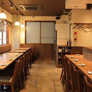 我们的私人场地可容纳40位宾客就座或50位宾客站立。场地氛围轻松惬意,是举办各种活动的理想场所,包括公司聚会和其他各种聚会。在和谐统一的布局中享受用餐和交谈。请随时联系我们,告知人数、预算等信息!*照片为立川店。