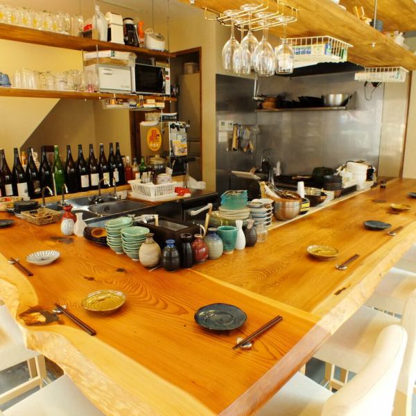 木のぬくもりが感じられるカウンター席には日本酒が並べられ、お酒好きにはたまらない空間。様々な形状の徳利・おちょこが用意され選ぶ楽しさも感じられるお席となっております♪