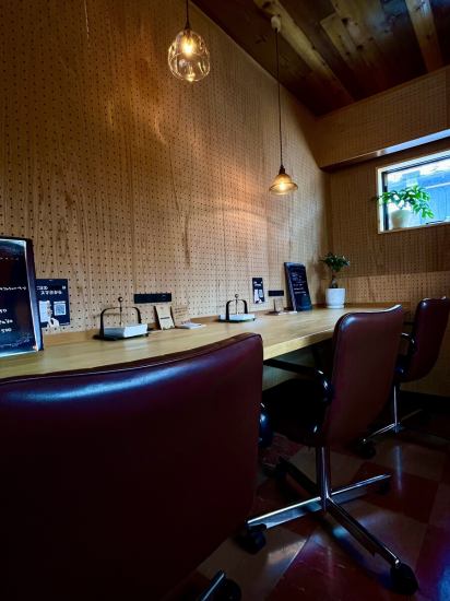 お仕事にも最適な静かな二階カウンター席もございます｜Wi-Fiもご利用いただけます