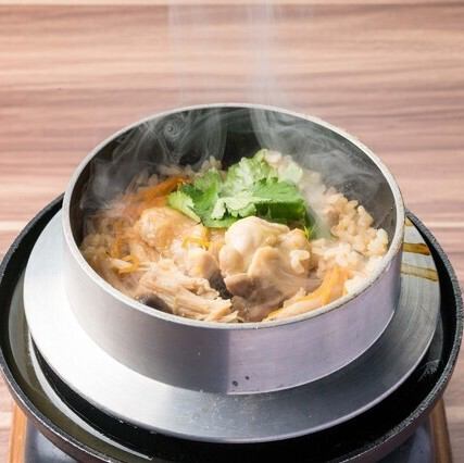 鮮度抜群!名物のふんわりつくねや鶏釜飯を堪能◎