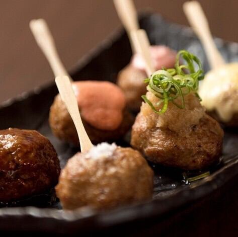 丁寧に焼き上げた香り「名物!つくね串6種盛り」