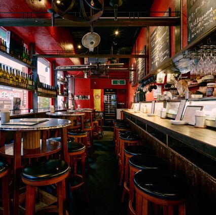 スペインから輸入したタイルや小物がアクセントの店内は、本場さながらの賑やかで陽気な雰囲気♪ラテン音楽が鳴り響き、まるでスペインを旅行しているかのような気分を味わえます。ワイワイ賑やかに飲みたい時にぴったりな空間◎