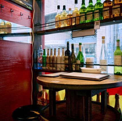 赤坂見附駅のすぐそばにある隠れ家のようなスペインバル。店内はカウンター席とテーブル席があり、様々なシーンでご利用いただけます。にぎやかな雰囲気が居心地の良い空間を作り出しており、仲間との食事やデートにも最適です♪