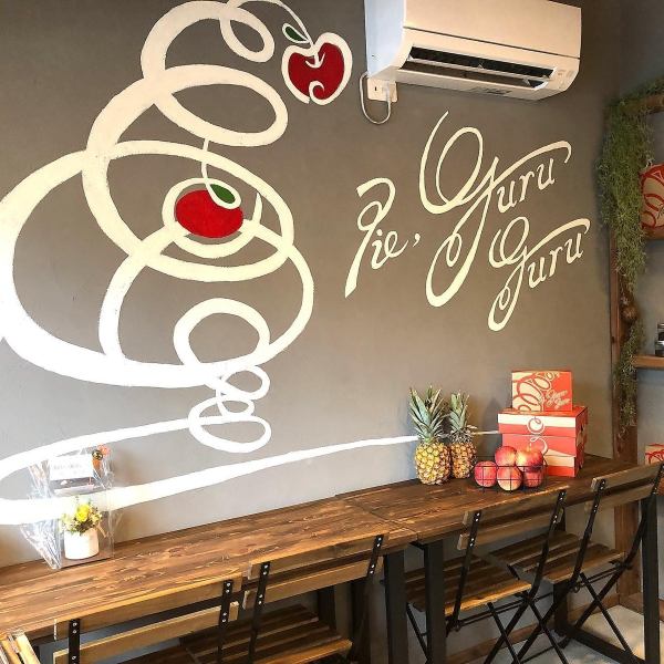 《オシャレな店内でイートインも◎》デザイナーが手掛けたオシャレで可愛い雰囲気の店内♪モルタル仕上げの壁面には店舗のロゴをペイント、撮影スポットにもなっています!ご利用の際は店内雰囲気もお楽しみください♪近鉄大阪線二上駅徒歩3分で便利！ご予約なしでも当日テイクアウトOK♪