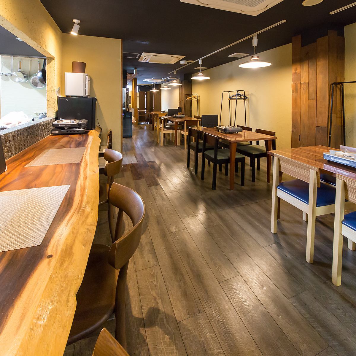 木の温もりを感じる落ち着いた空間でお食事をお楽しみください☆