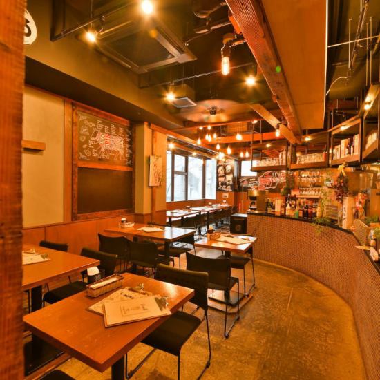 The venue can be rented out for up to 45 people. A projector is also available.
