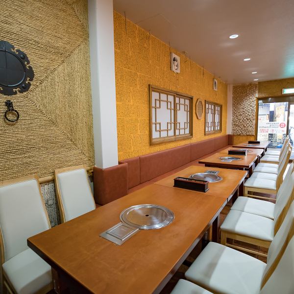 【1階テーブル席】広いテーブル席でゆったり食事ができます。少人数のパーティーや女子会も大歓迎です♪友人や大切な人と特別な時間をお過ごしください。季節の食材を使った料理や、こだわりのドリンクメニューを取り揃えております。ご予約はもちろん、当日のご来店も大歓迎です。