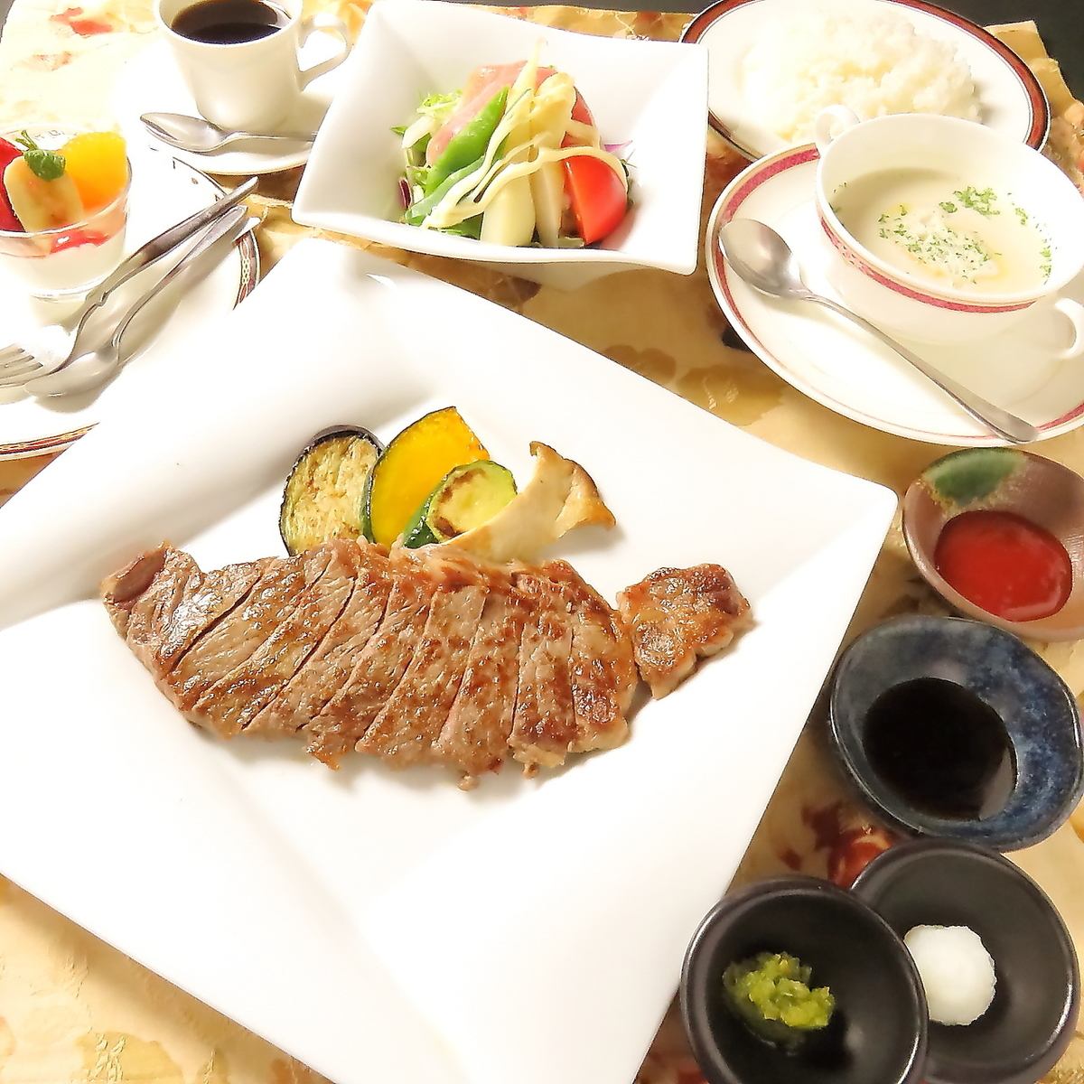 You can enjoy delicious meat and seafood dishes by grilling the selected ingredients on an iron plate.