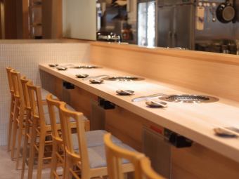 The dignified atmosphere of the Itamae counter seats can be used for special occasions.