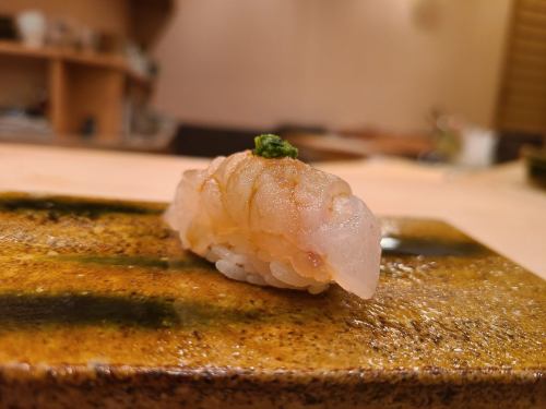 店主が見極め仕入れる新鮮な魚とこだわりのお米と酢を使ったシャリを使用したお寿司を是非ご堪能ください。