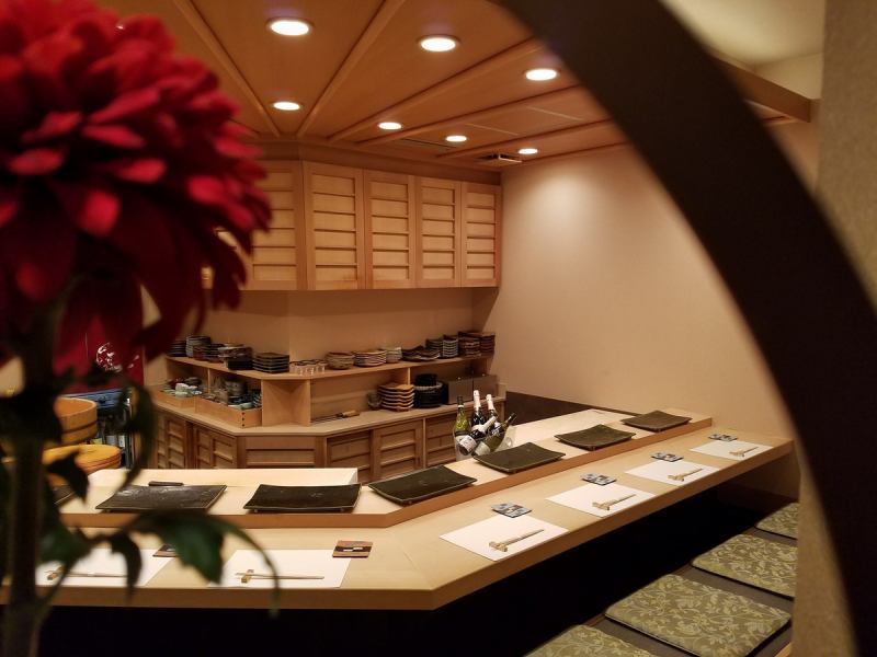 幅広い年齢層の方にお楽しみいただけるような居心地の良い店内。気軽にお楽しみいただけるようにお寿司屋さんの堅苦しい印象はございません。
